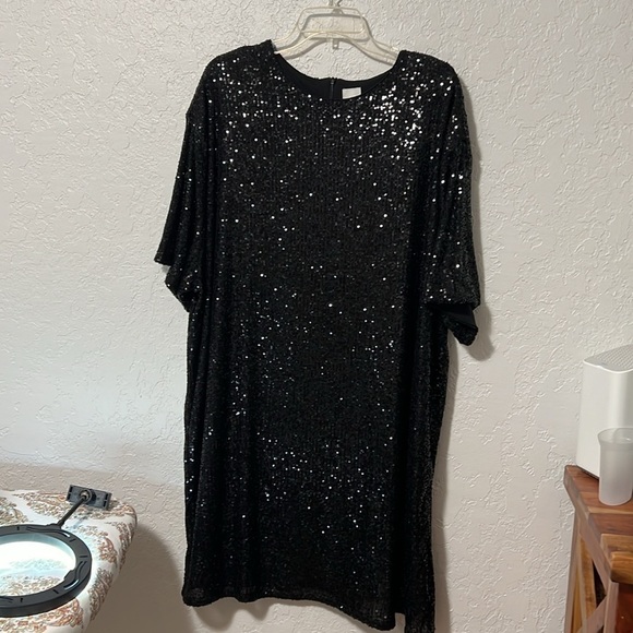 New sequined dress - Picture 4 of 8